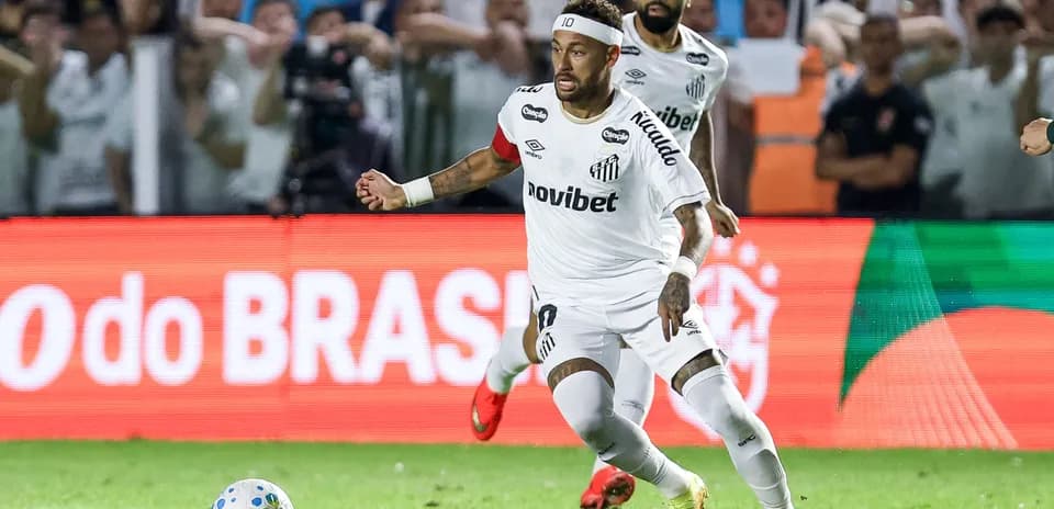 Neymar corriendo con el balón durante el partido