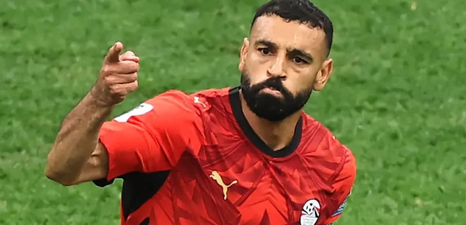 Jugador de Egipto señalando tras anotar un gol