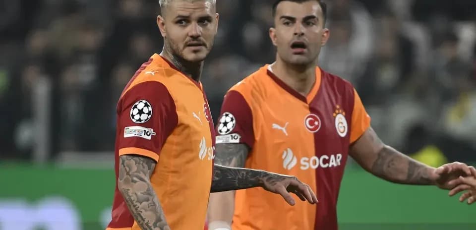 Jugadores de Galatasaray en el campo durante partido