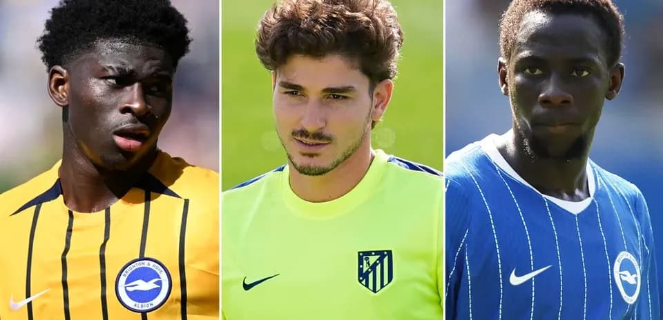 Tres jugadores posando en sus camisetas de equipo