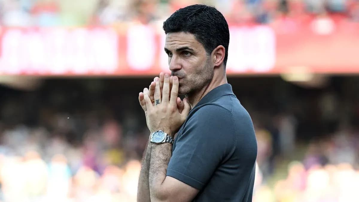 Entrenador observando el partido en el banquillo
