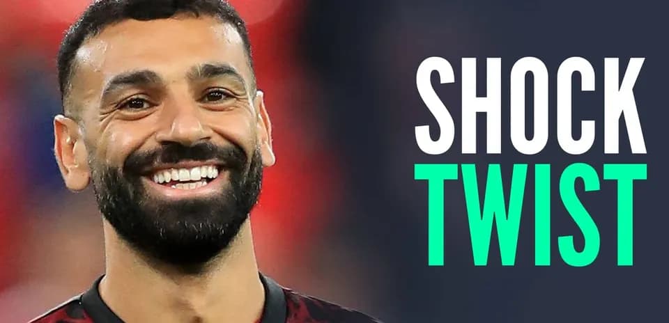 Jugador sonriendo en el campo de fútbol