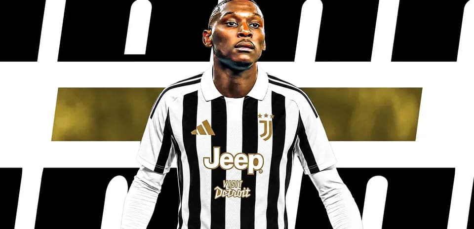Jugador de Juventus en camiseta a rayas blanca y negra