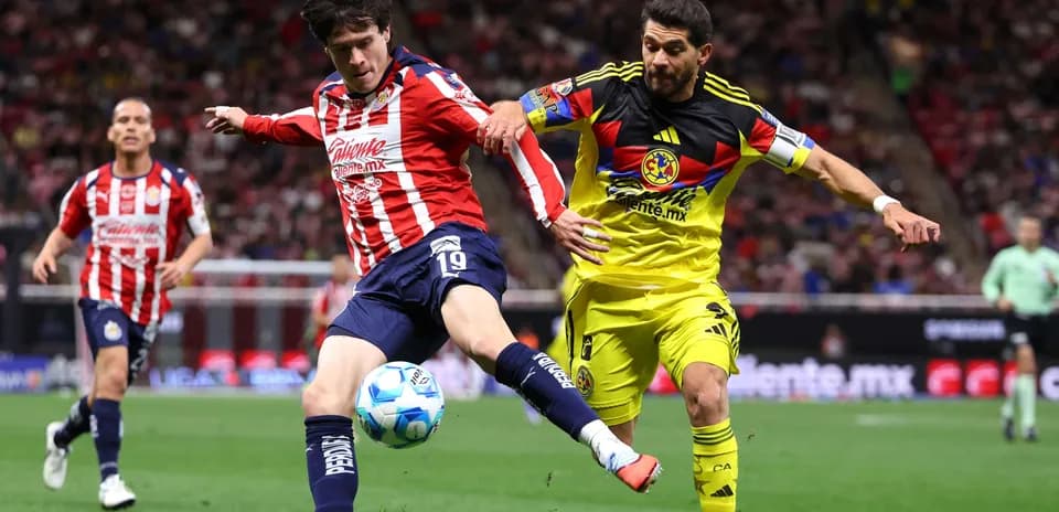 Jugadores de Club América y Chivas disputando el balón