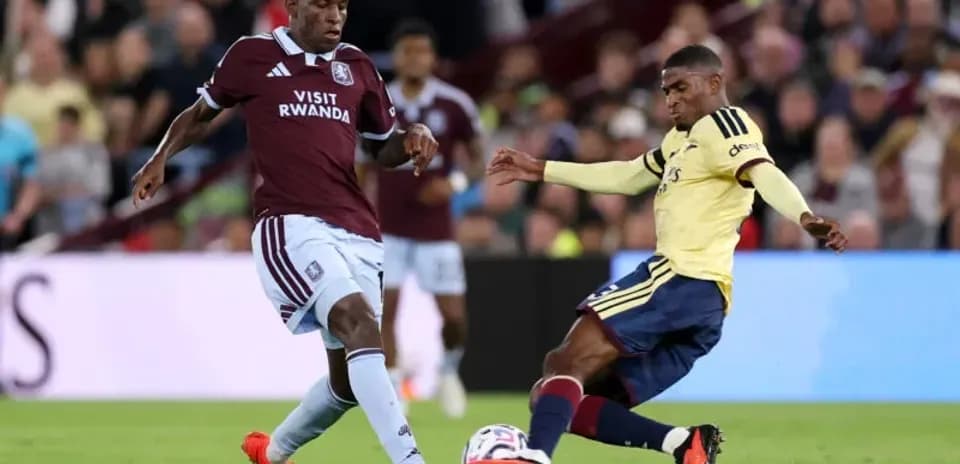 Jugador de Aston Villa desafiando a jugador de Arsenal