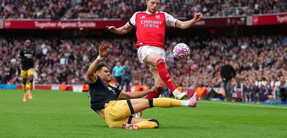 Jugador de Arsenal evitando una falta en el partido