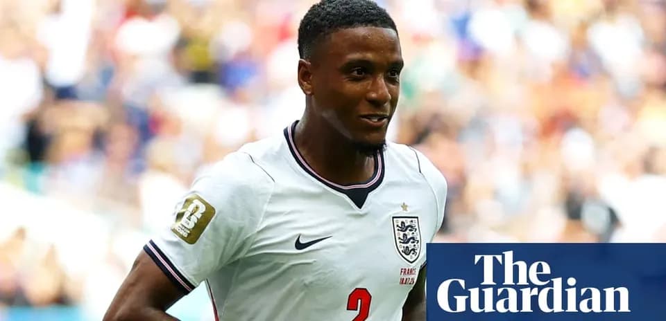 Jugador de Inglaterra sonriendo en el campo de fútbol