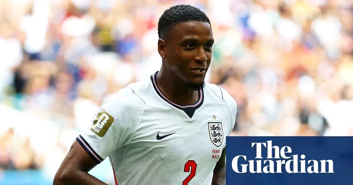 Jugador de Inglaterra sonriendo en el campo de fútbol