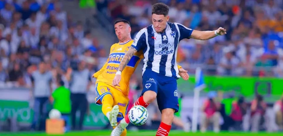 Jugador de Monterrey en acción contra Tigres