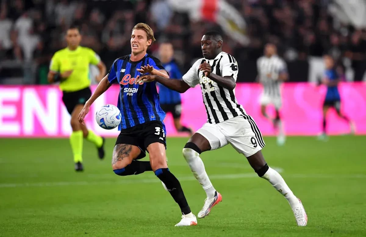 Jugador de Atalanta persiguiendo balón contra jugador de Juventus Jugador de Atalanta persiguiendo balón contra jugador de Juventus
