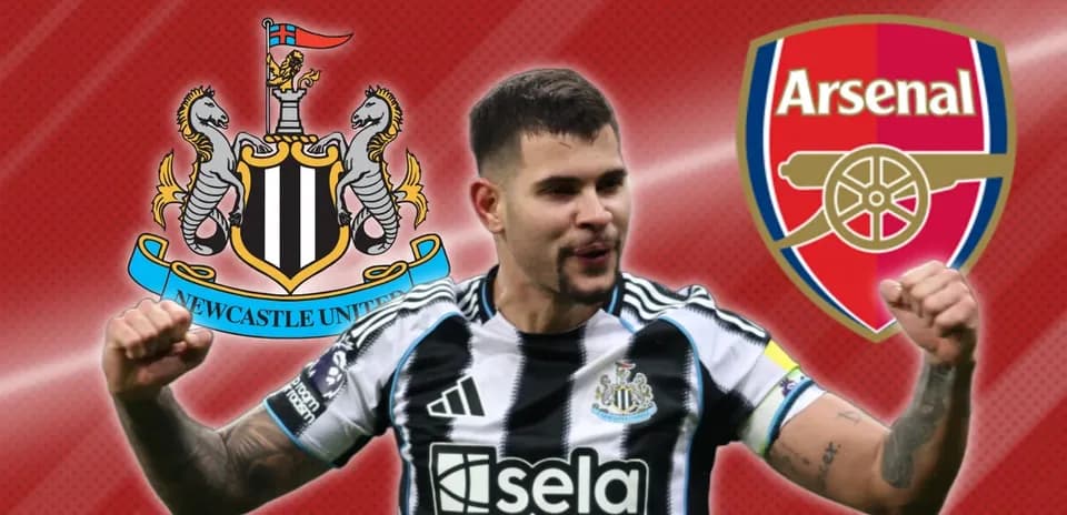 Jugador de Newcastle United con logos de Arsenal y Newcastle