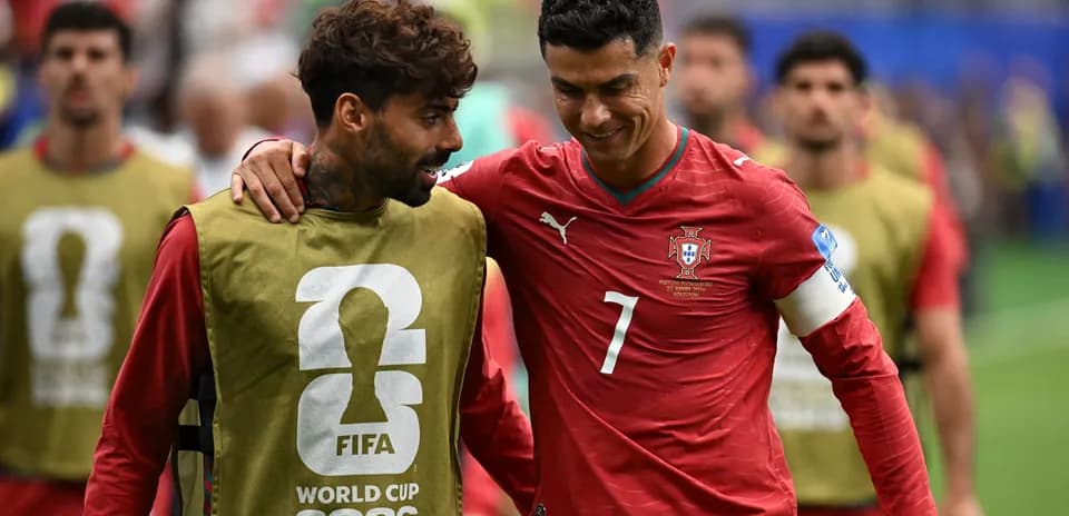 Jugadores de Portugal conversando en el campo