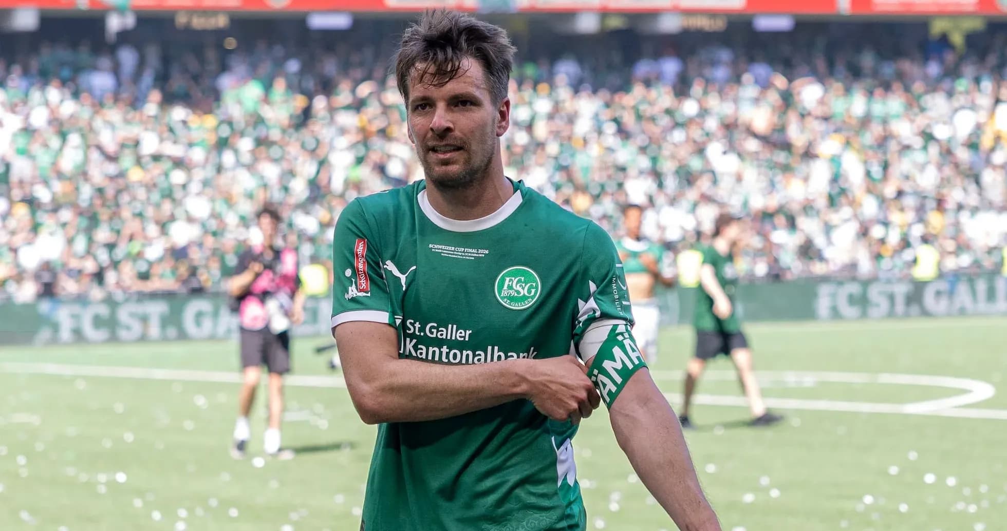 Jugador de FC St. Gallen con cinta de capitán