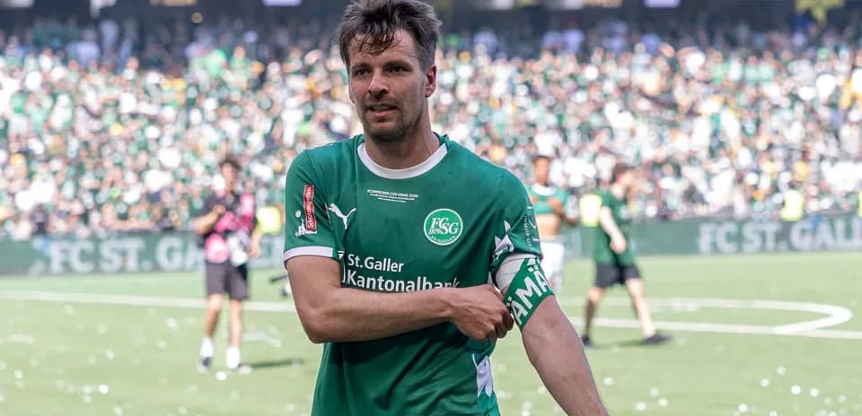 Jugador de FC St. Gallen con cinta de capitán