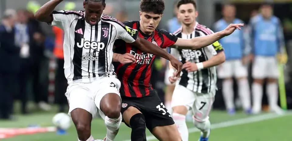Jugadores de Juventus y AC Milan compitiendo por el balón