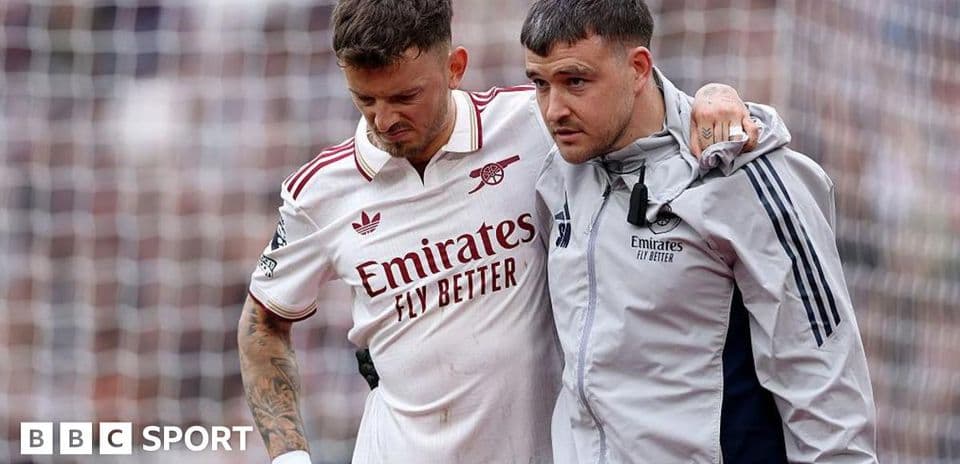 Jugador siendo ayudado por el personal médico