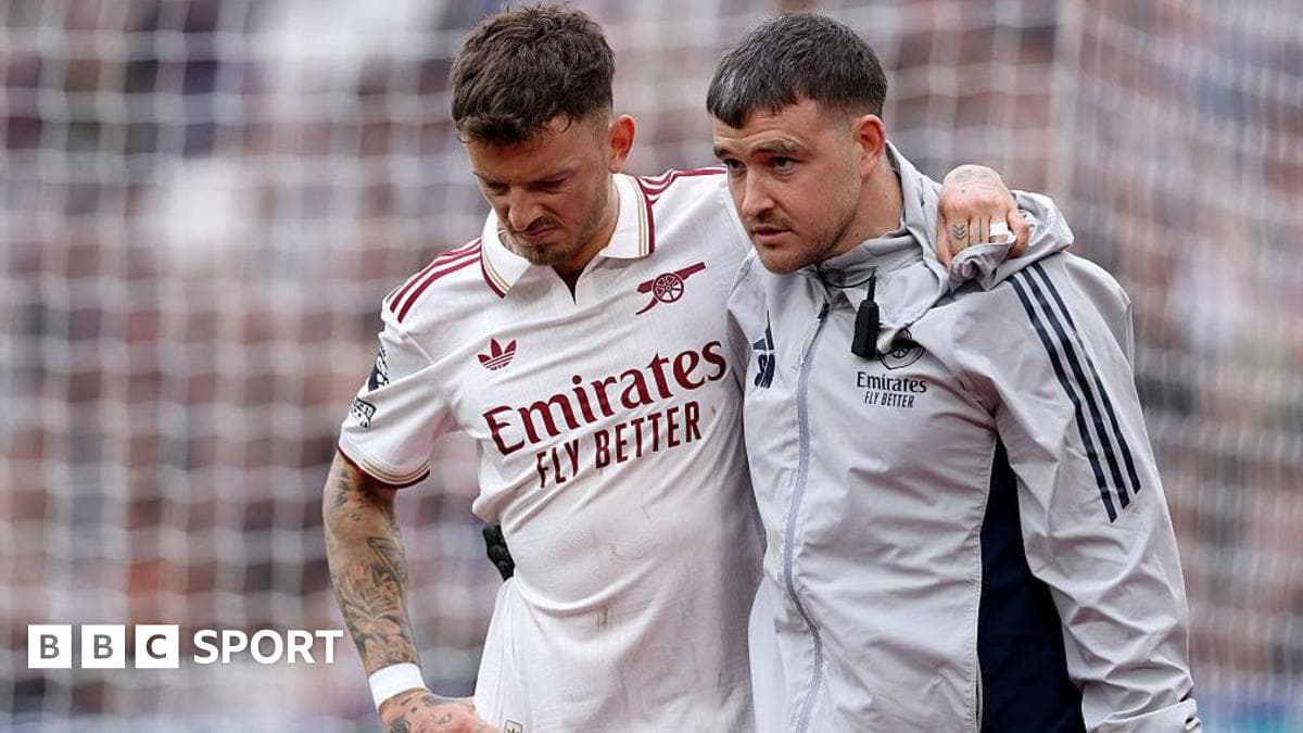 Jugador siendo ayudado por el personal médico