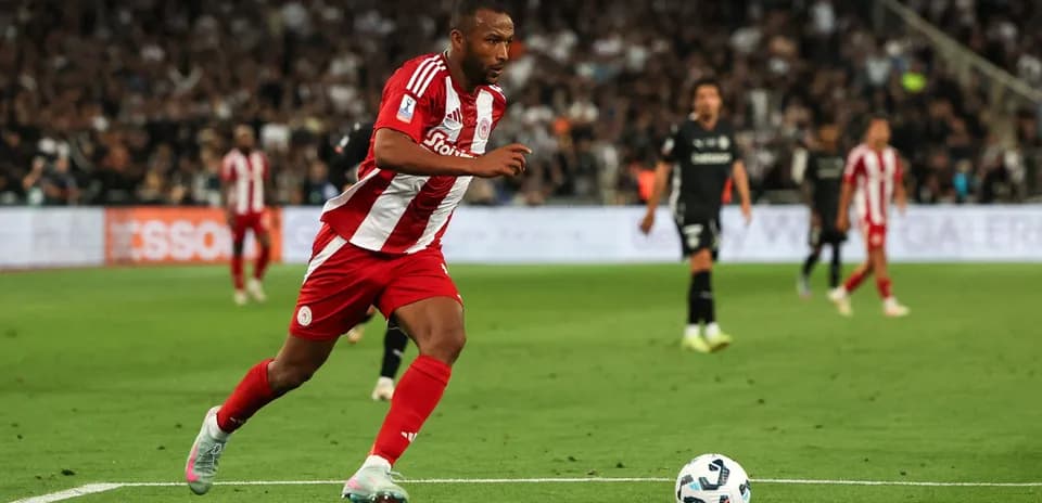 Jugador corriendo tras el balón en un partido