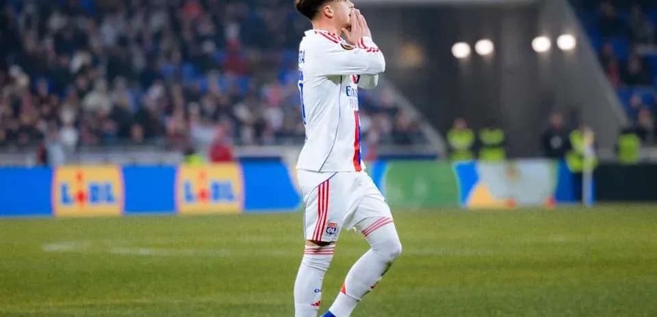Jugador de Lyon señalando durante un partido