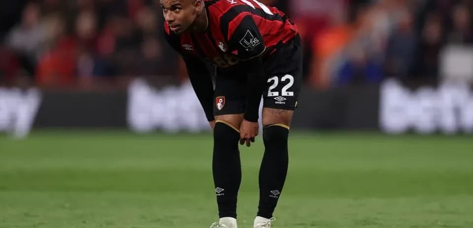 Jugador de Bournemouth agachado en el campo de juego