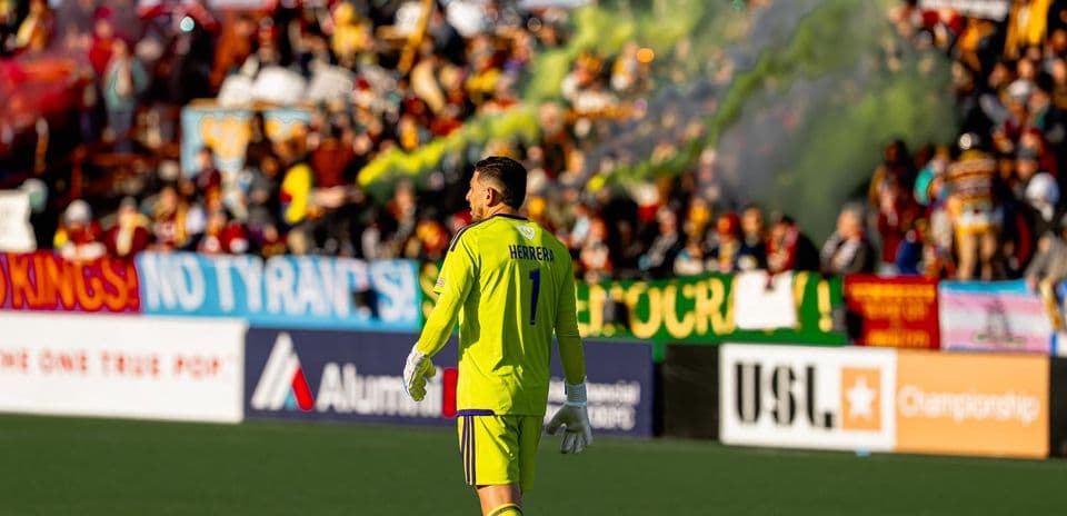 Portero caminando hacia la afición en el partido