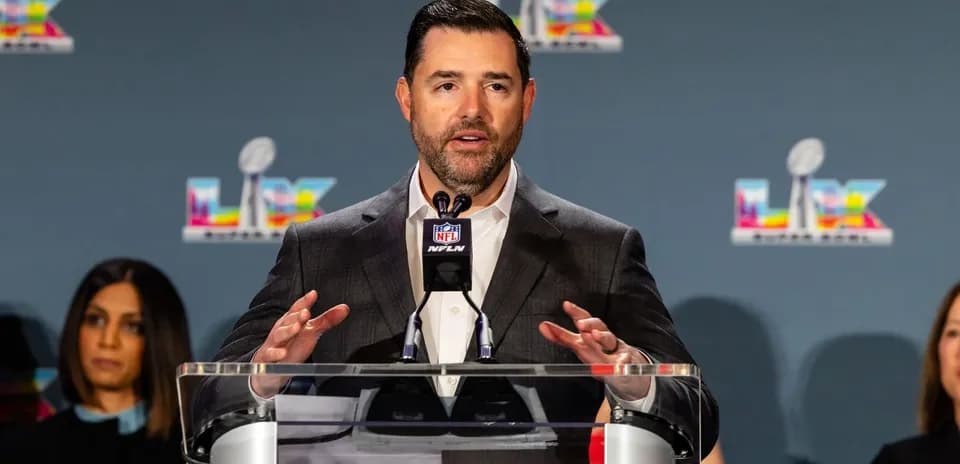 Persona hablando en conferencia de prensa sobre NFL