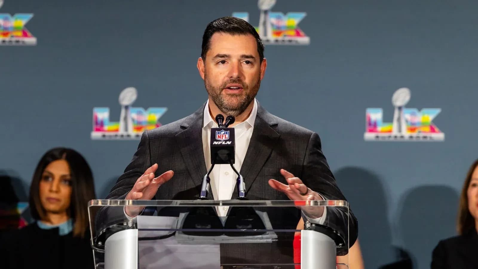 Persona hablando en conferencia de prensa sobre NFL