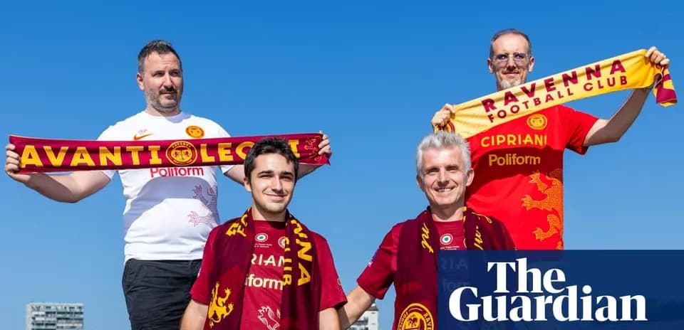 Cuatro aficionados de Ravenna Football Club con bufandas