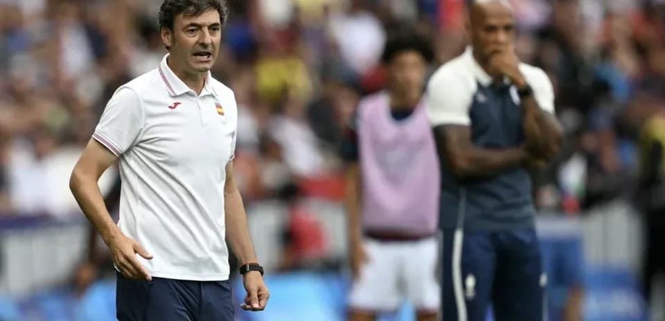 Entrenador dirigiendo a su equipo durante el partido