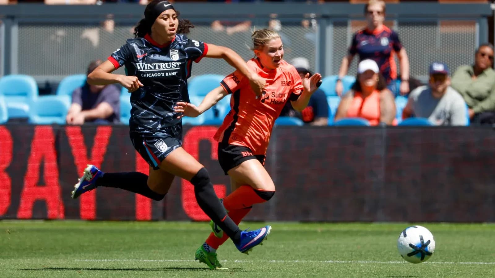 Jugadora de Bay FC persigue a rival de Chicago Red Stars