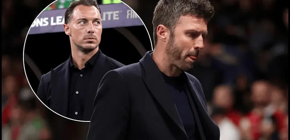 Entrenadores en el banquillo durante un partido