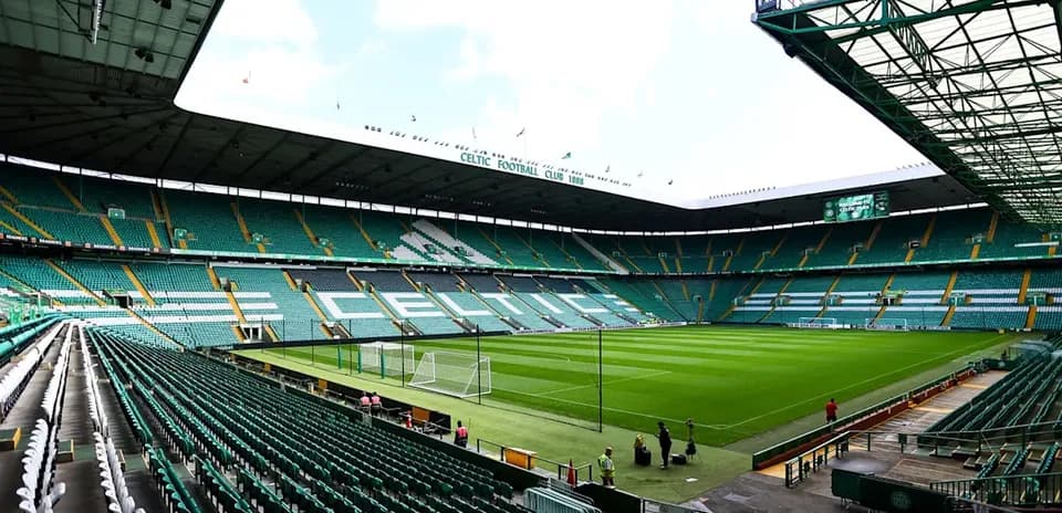 Estadio Celtic Park vacío con campo bien cuidado