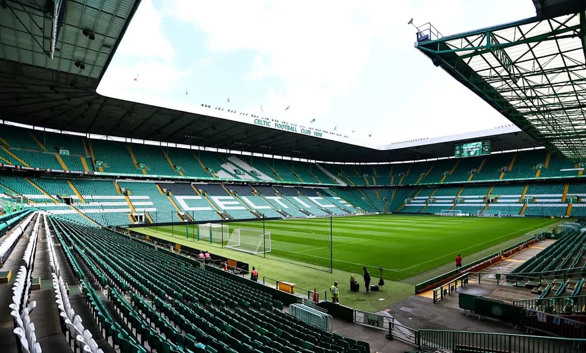 Estadio Celtic Park vacío con campo bien cuidado