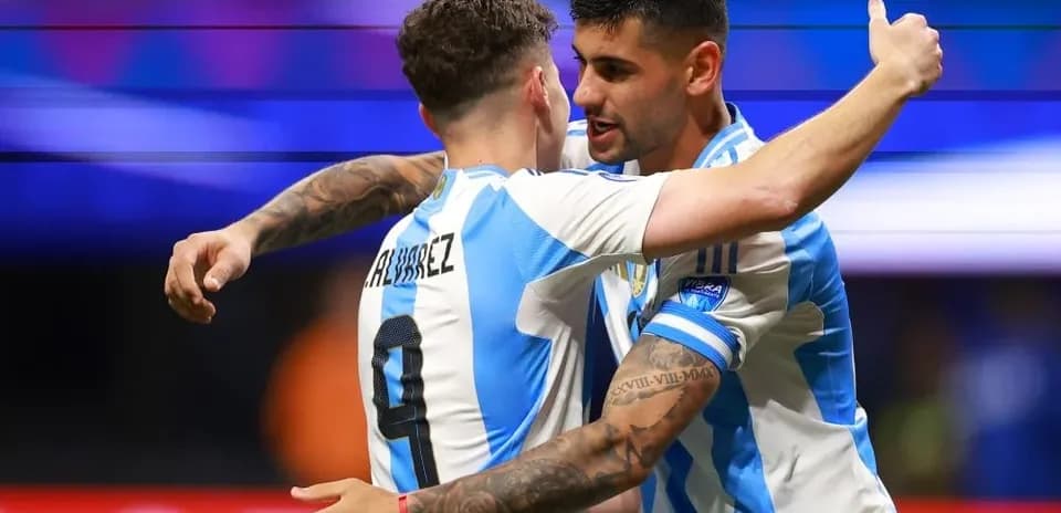 Jugadores de Argentina celebrando un gol abrazados