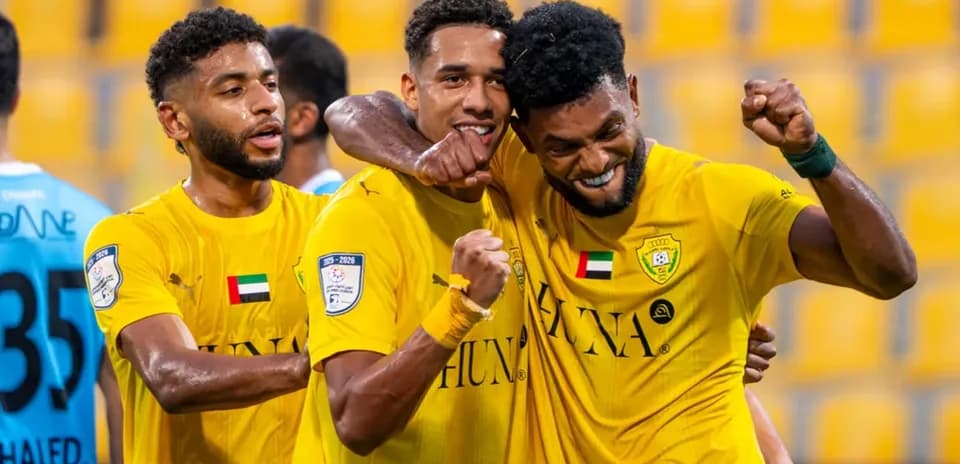 Jugadores de Bani Yas celebrando un gol