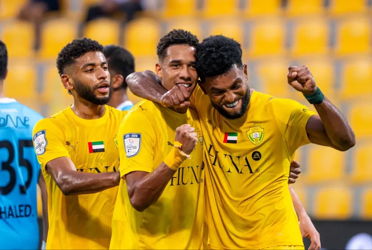Jugadores de Bani Yas celebrando un gol