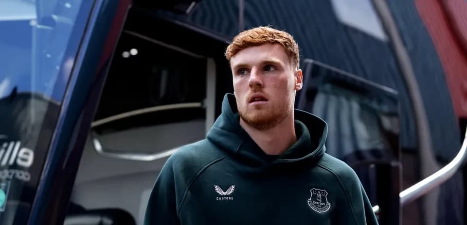 Jugador de Everton saliendo de autobús del equipo