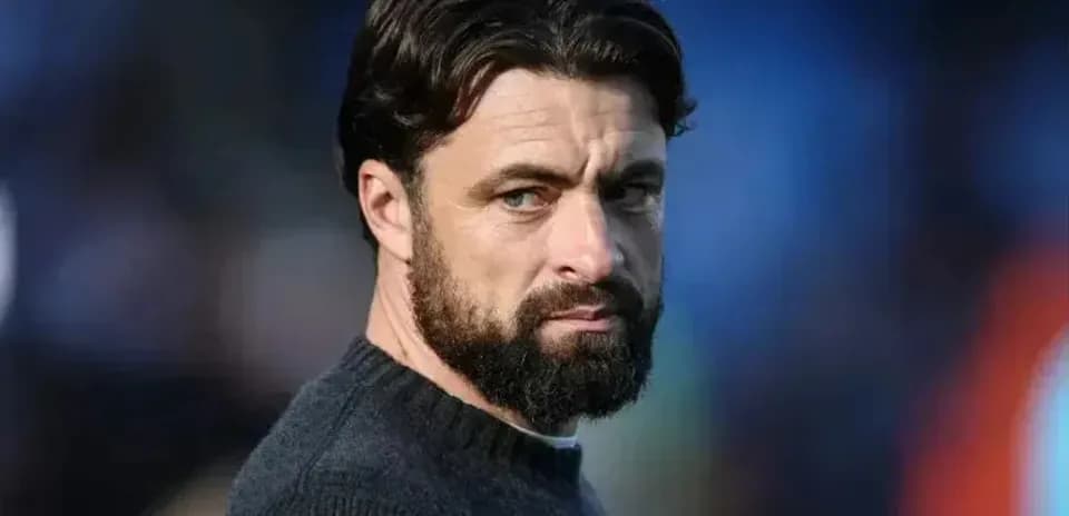 Entrenador observando el juego desde la línea de banda