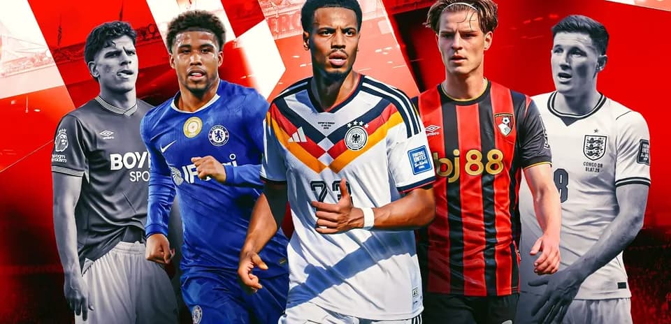 Cinco futbolistas en diferentes camisetas de equipos