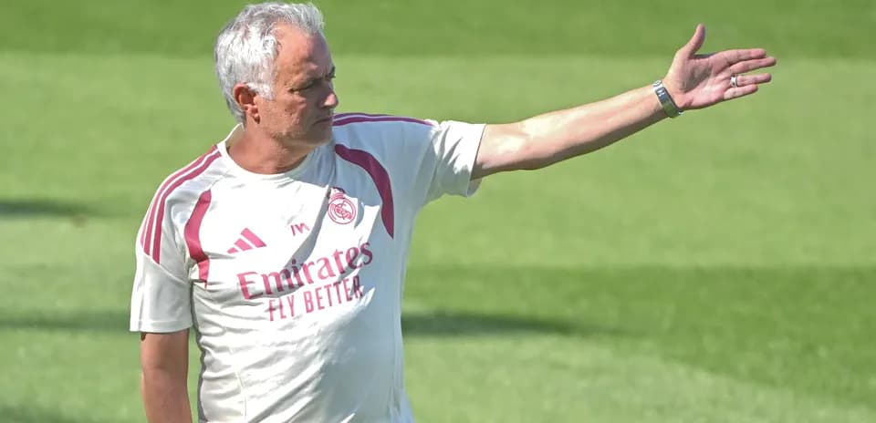 Entrenador dando instrucciones en el campo de entrenamiento
