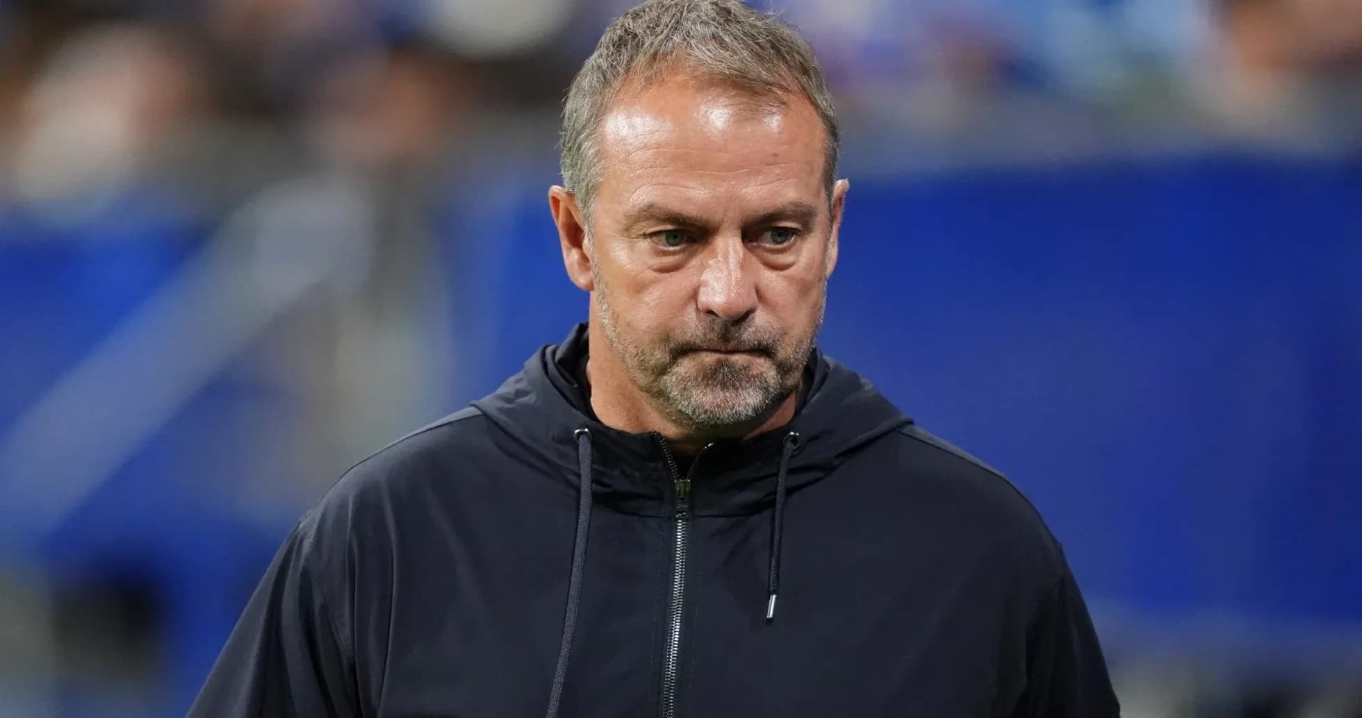 Entrenador en el campo durante un partido