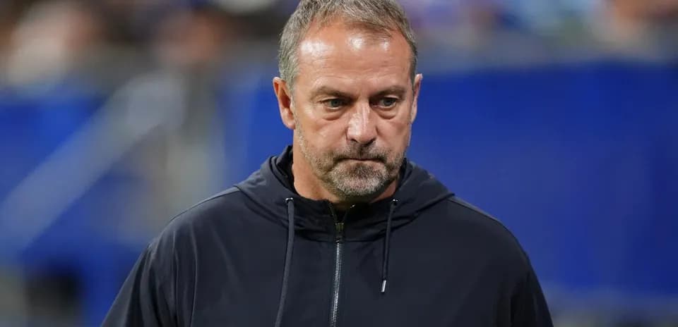 Entrenador en el campo durante un partido