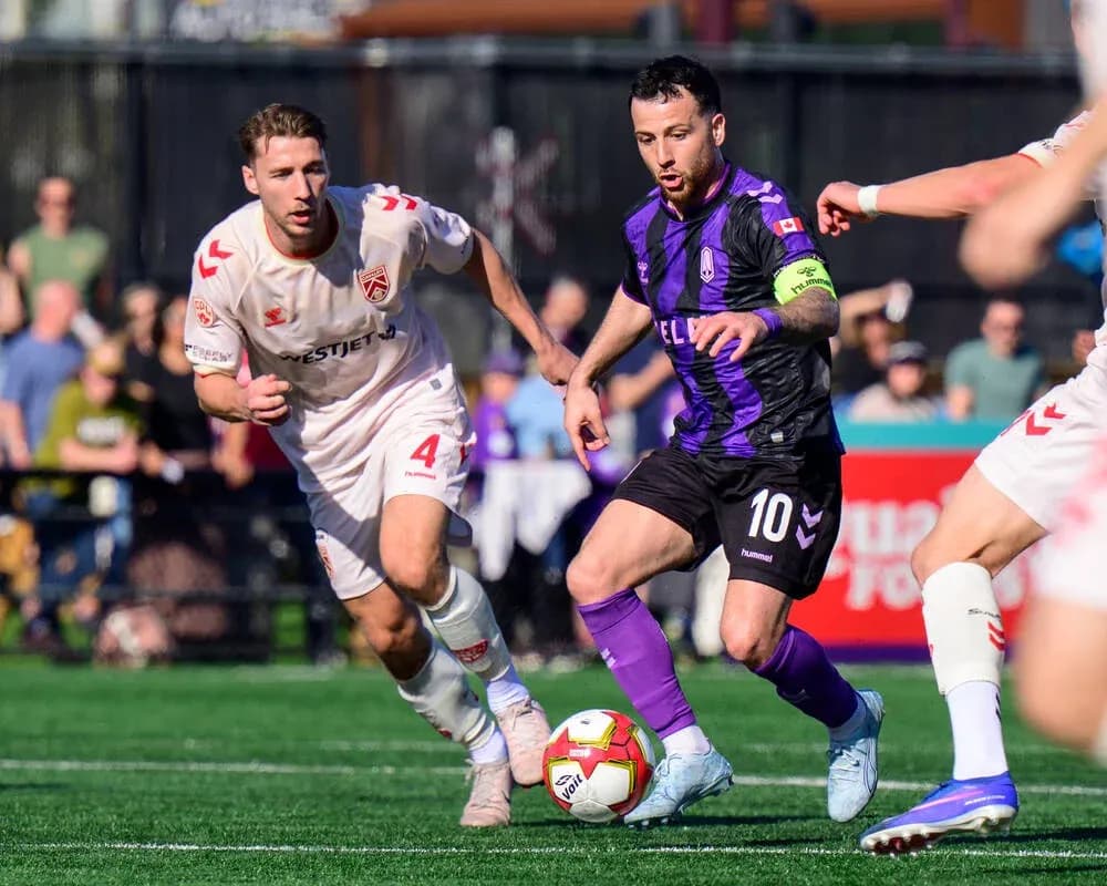 Jugador de Pacific FC driblando en partido
