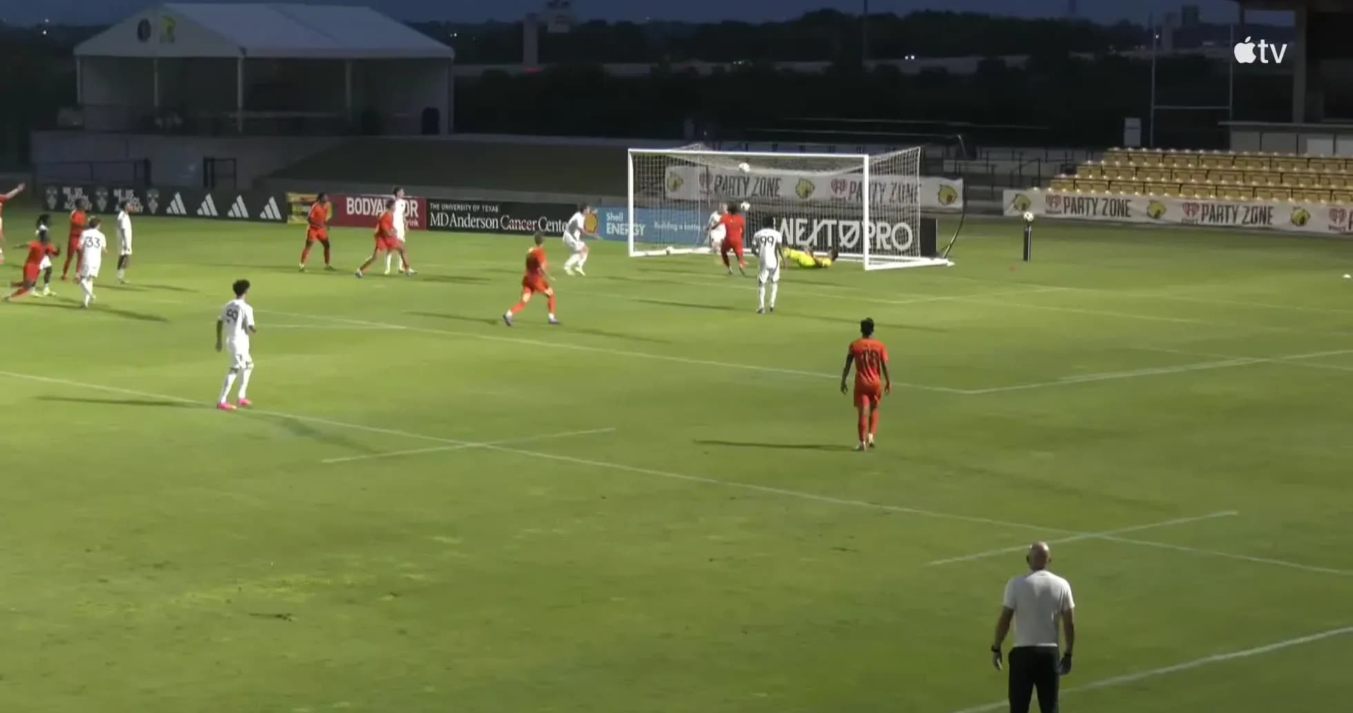 Jugadores compiten por el balón en el partido