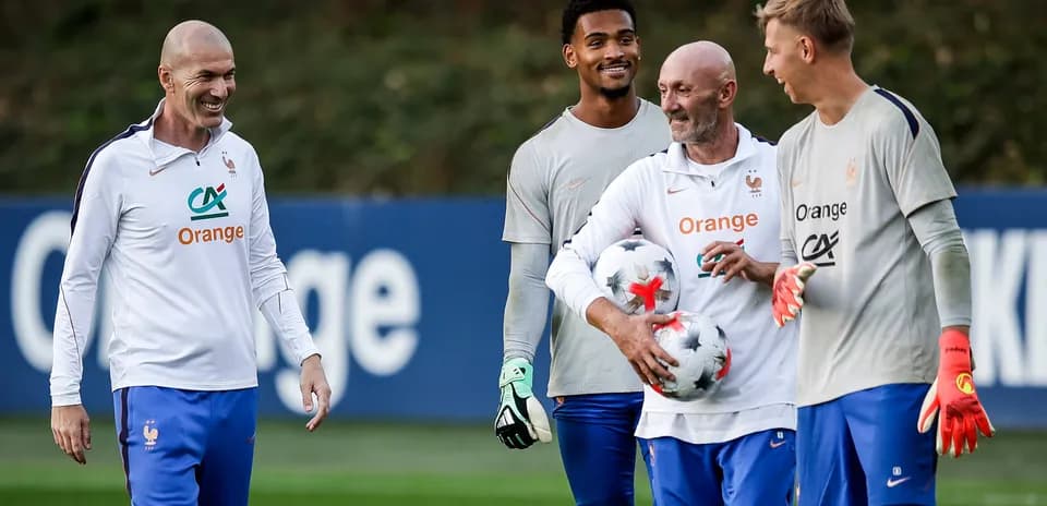 Jugadores de Francia entrenando en el campo