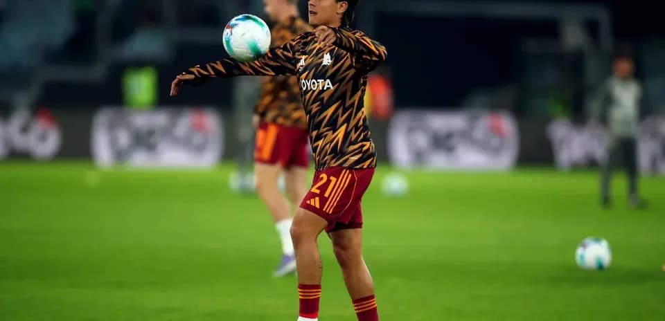 Jugador realizando calentamiento en el campo de fútbol