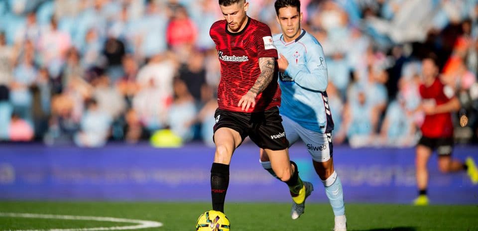 Jugadores de Athletic Club y Celta Vigo en acción