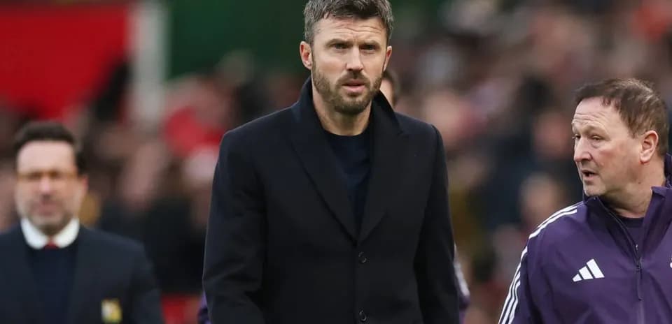Entrenador caminando por la línea de banda