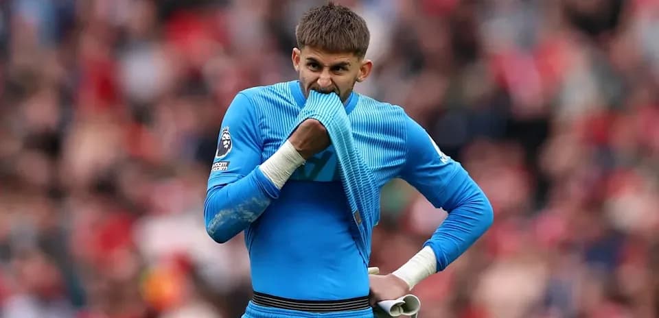 Portero sosteniendo su camiseta durante el partido