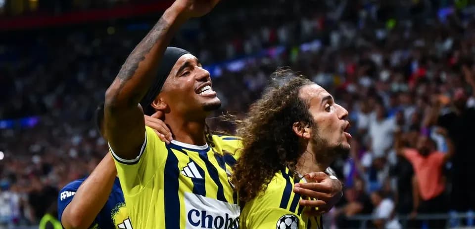 Jugadores de Fenerbahçe celebrando un gol